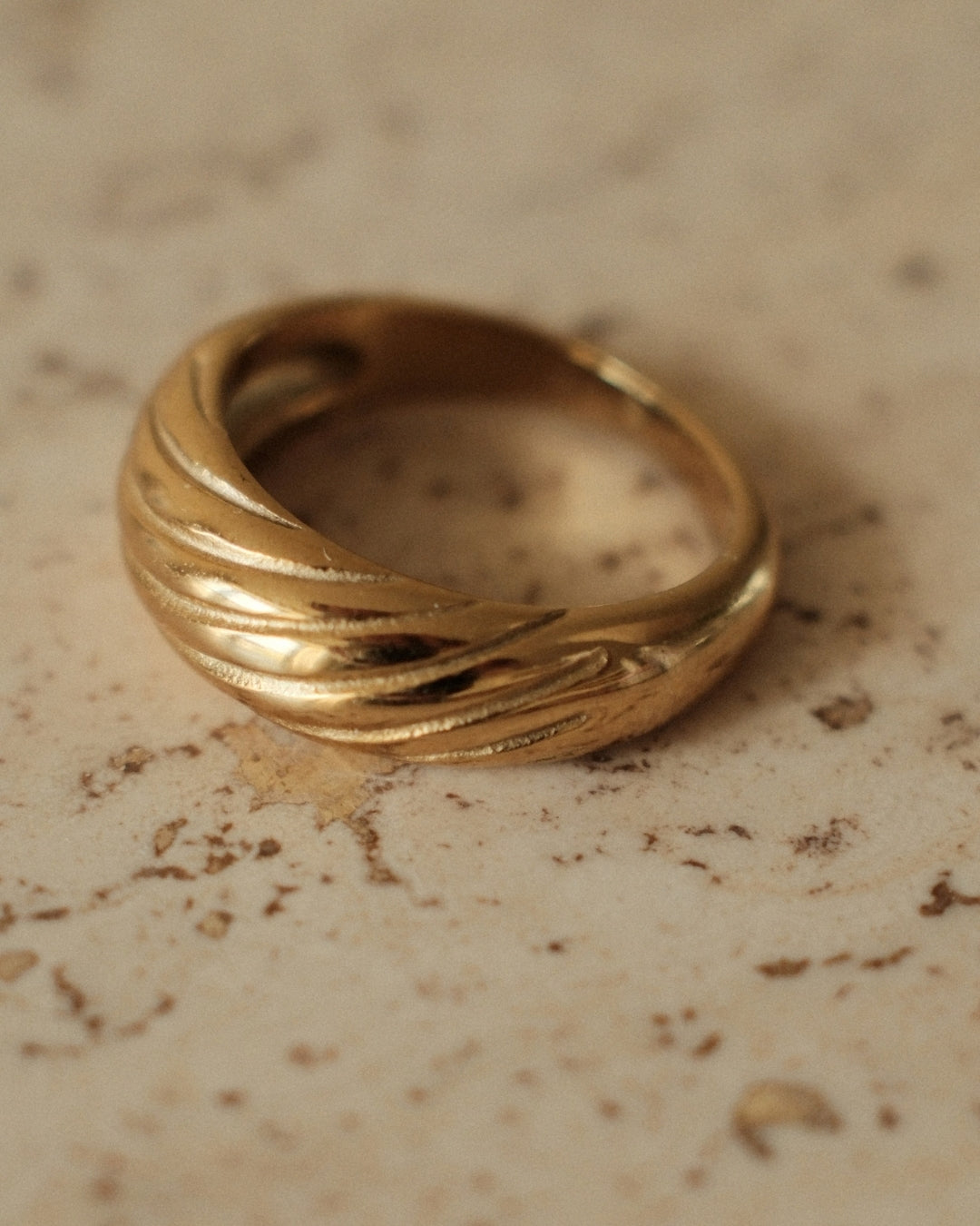 Ring met gedraaid effect