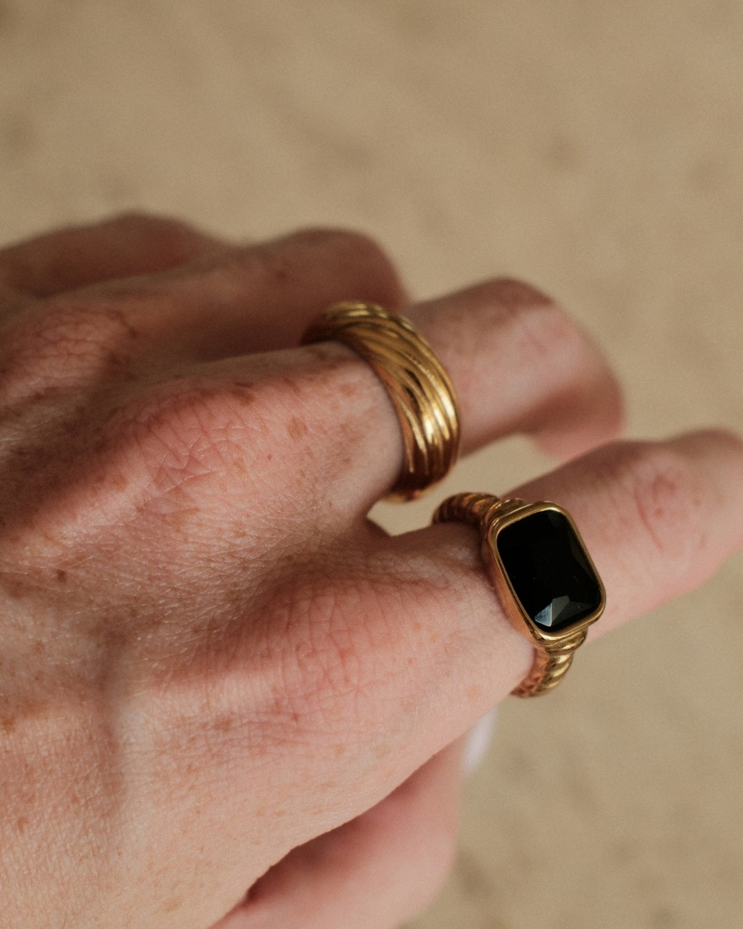 Ring met gedraaid effect
